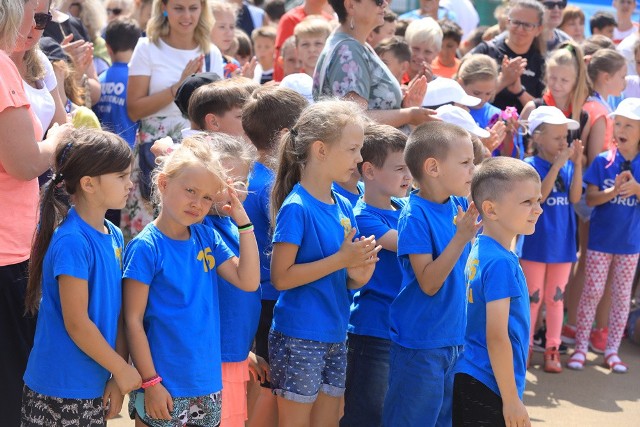 We wtorek 12 czerwca na Stadionie Miejskim zorganizowano finał Toruńskiej Olimpiady Przedszkoli i Szkół 2017/2018. Zwycięzcom wręczono puchary i nagrody. Pula nagród przeznaczonych na zakup sprzętu sportowego, to kwota 94 300,00 zł. Nagrodzonych zostało 5 najlepszych przedszkoli w ramach Igrzysk Przedszkolaków oraz po 12 najlepszych szkół w rozgrywkach Igrzysk Dzieci, Igrzysk Młodzieży Szkolnej i Licealiady. Najwyższa nagroda – za zajęcie pierwszego miejsca – wynosi 5000 zł, najniższa 350 zł. W kategorii Igrzyska Przedszkolaków zwyciężyła SP nr 14. Kolejne miejsca zajęły: SP nr 23, PM nr 12, SP nr 6, SP nr 16. W kategorii Igrzyska Dzieci zwyciężyły (ww kolejności o pierwszego miejsca): SP nr 8, 24, 32, 28, 3, 15, 14, 18, SP Towarzystwa Salezjańskiego, SP nr 6, 23, 5.W Igrzyskach Młodzieży Szkolnej pierwsze miejsce zajęła SP nr 8. Kolejne miejsca zdobyli: ZS nr 10, SP nr 4, SP nr 24, ZS nr 2, SP nr 28, 15, 9, 10, SP Towarzystwa Salezjańskiego, SP nr 16 i SP nr 32. W Licealiadzie na pierwszym miejscu znalazł się ZS Przemysłu Spożywczego i VIII LO. Kolejne miejsca zajęli: X LO, IV LO, V LO, I LO, ZS Technicznych, VII LO, III LO, ZS Mechanicznych Elektrycznych i Elektronicznych, ZS Inżynierii Środowiska, IX LO i Liceum Akademickie. W tegorocznej olimpiadzie uczestniczyło łącznie około 15 tys. uczniów i przedszkolaków.