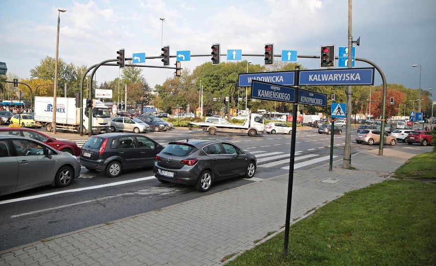 Awaryjna naprawa torowiska na rondzie Matecznego. Szykują się kolejne utrudnienia dla pasażerów