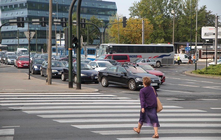 Awaryjna naprawa torowiska na rondzie Matecznego. Szykują się kolejne utrudnienia dla pasażerów