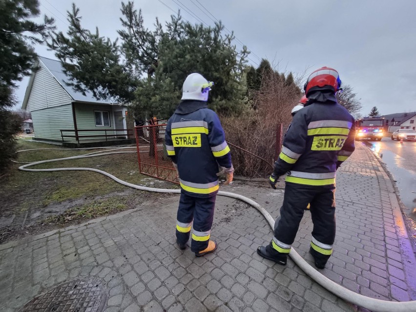 Od komina zapalił się drewniany strop domu w Ostrowie pod Przemyślem. Interweniowali strażacy z PSP i OSP [ZDJĘCIA]