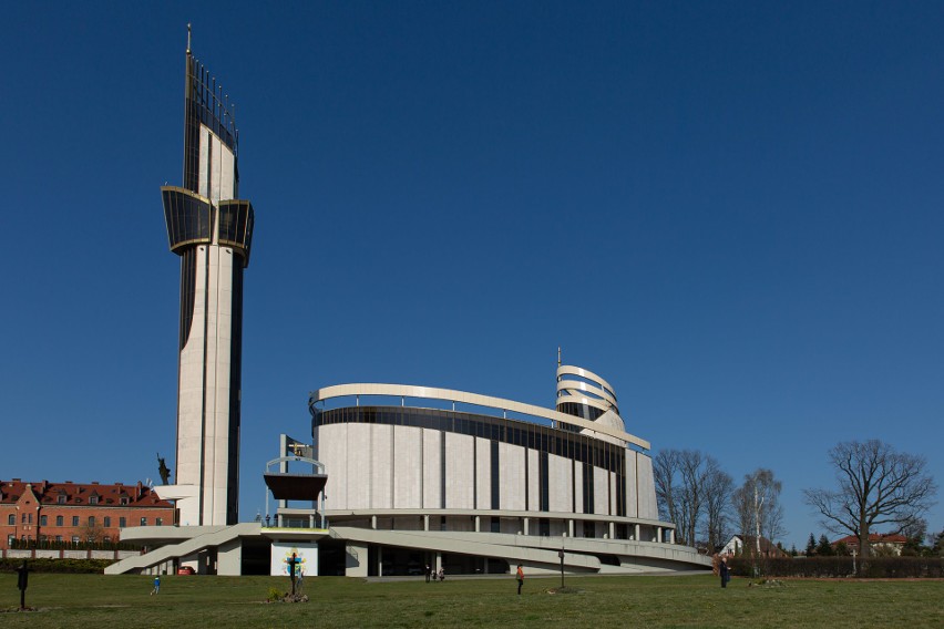 Wierni na Drodze Krzyżowej w Sanktuarium w Łagiewnikach