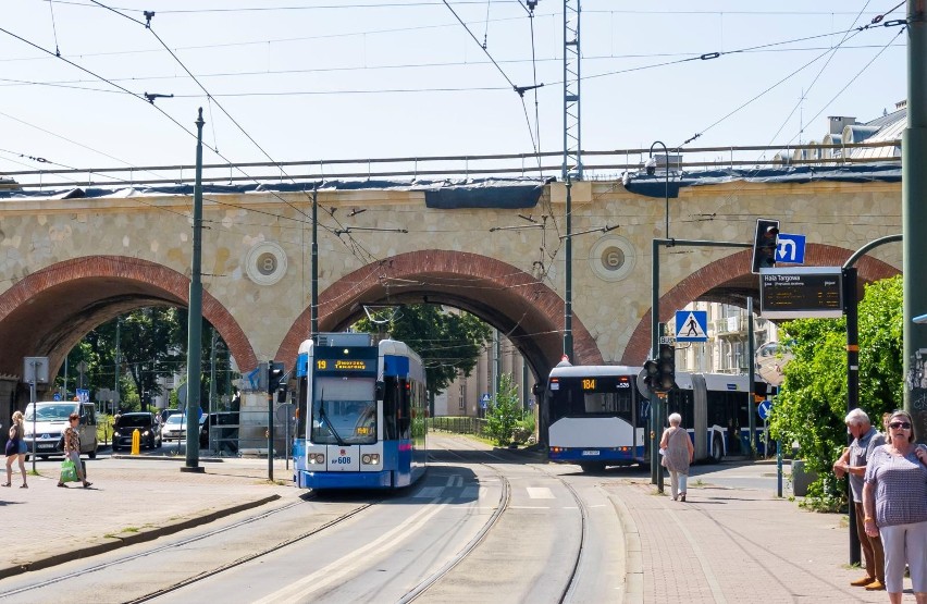 Kraków. Rusza przebudowa wiaduktu kolejowego nad ulicą Grzegórzecką. Prace potrwają do końca 2022 roku. Będą utrudnienia [ZDJĘCIA]