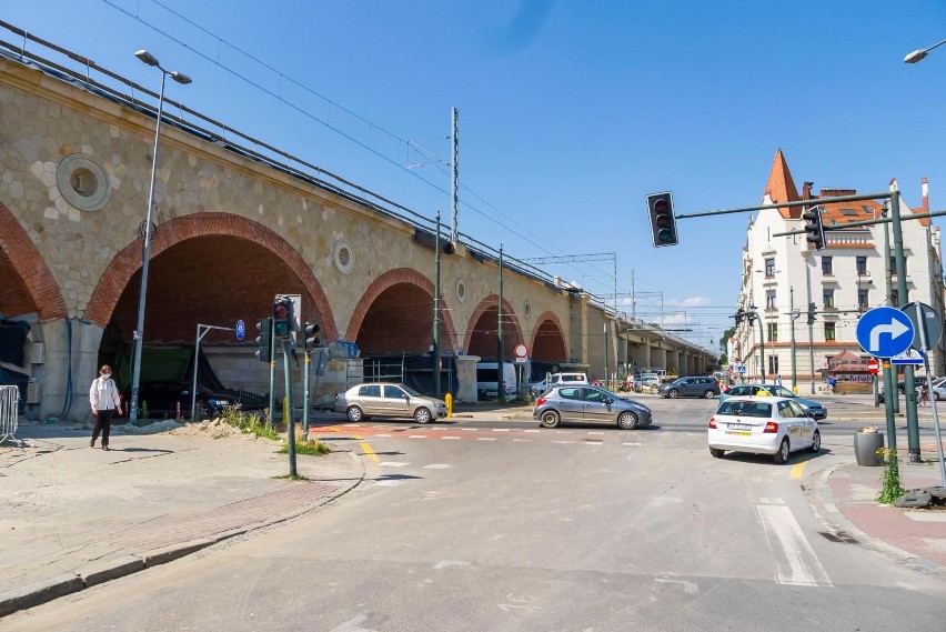 Kraków. Rusza przebudowa wiaduktu kolejowego nad ulicą Grzegórzecką. Prace potrwają do końca 2022 roku. Będą utrudnienia [ZDJĘCIA]
