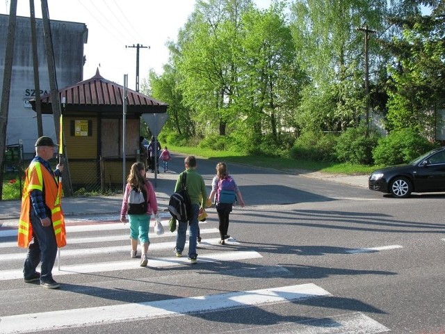 Przejście dla pieszych, przez które przechodzą dzieci do szkoły, znajduje się na drodze krajowej. Widoczny na zdjęciu wjazd jest w ulicę Podhalańską. Z niej mają wjeżdżać i wyjeżdżać samochody, też ciężarowe. 