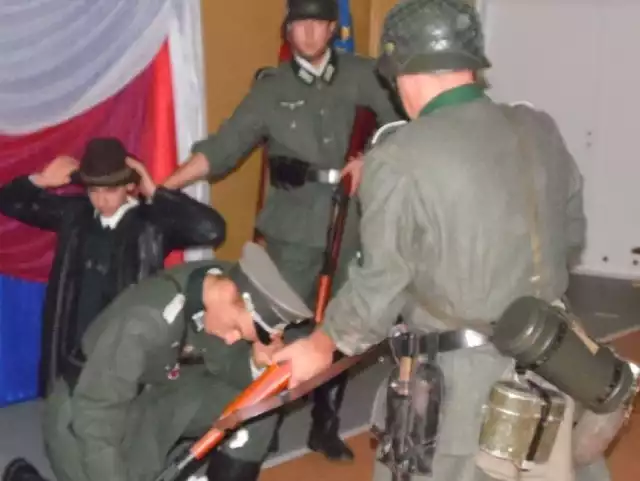 Scena aresztowania cywili przez niemiecką żandarmerię w wykonaniu grupy rekonstrukcyjnej Jodła z Występ.