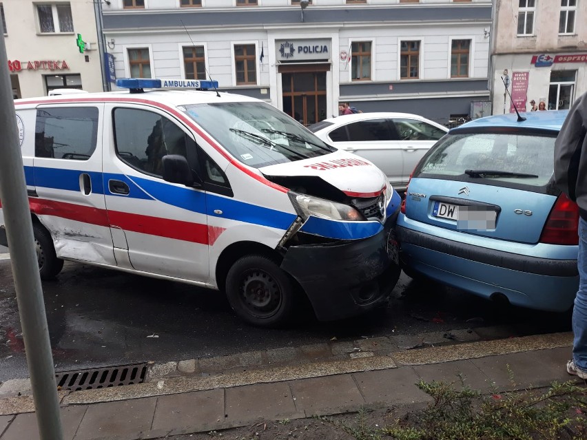 Wypadek karetki i dwóch samochodów na Traugutta (ZDJĘCIA)