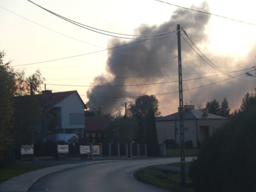 Pożar w sortowni śmieci w Wolicy koło Jasła. Z ogniem walczy kilkudziesięciu strażaków [ZDJĘCIA INTERNAUTY]