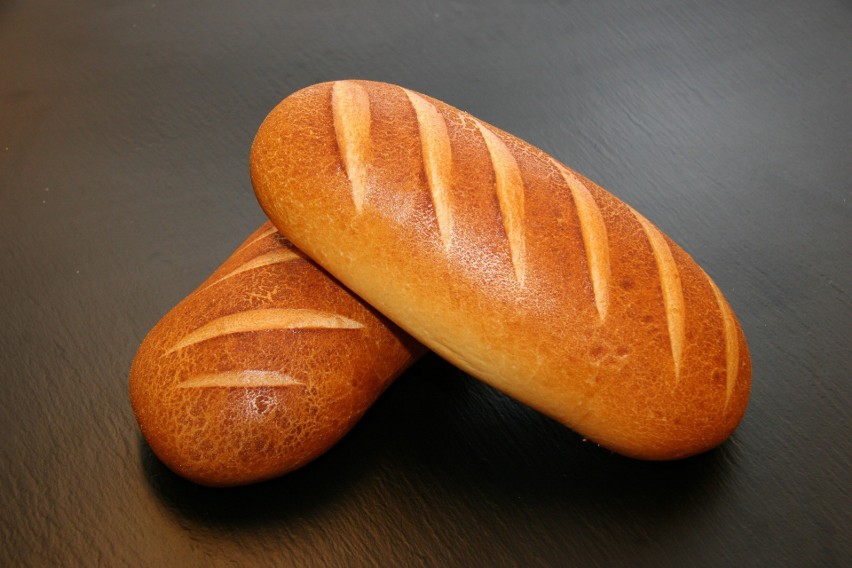 Gdy chleb trzyma się luzem to szybko czerstwieje, w...
