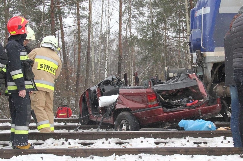 Tragiczny wypadek na przejeździe kolejowym w gminie Sobków. Nie żyją dwie osoby