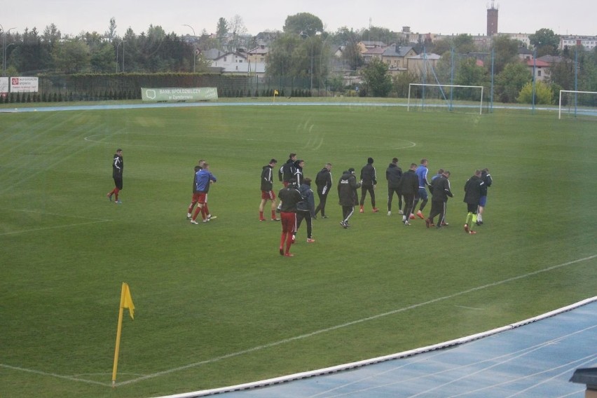 Piłkarze Broni już na stadionie w Zambrowie