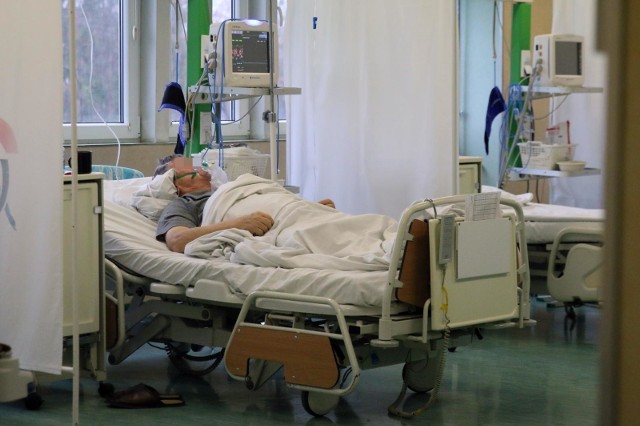 Niestety niepokój medyków budzi zmiana profilu pacjentów wymagających hospitalizacji. Coraz częściej zakażeni do szpitali trafiają w ciężkim stanie. 