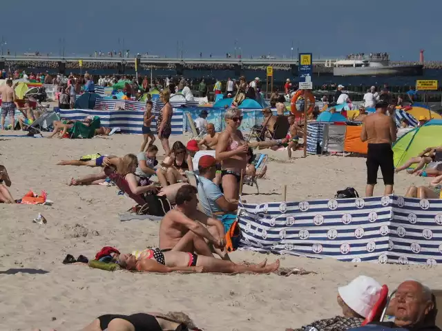 Jest ciepło, słonecznie, a to oznacza, że na plażach w naszym regionie pojawiły się tłumy. Tak jest m.in. w Kołobrzegu, gdzie w czwartkowe południe na plaży i deptaku pojawiło się wielu turystów.Zobaczcie więcej zdjęć >>>