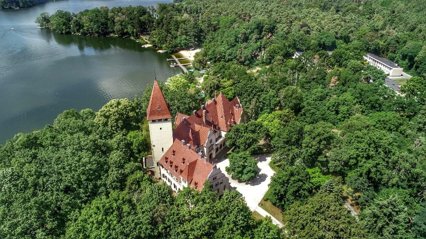 Zamek w Lubniewicach jest pięknie położony na brzegu...