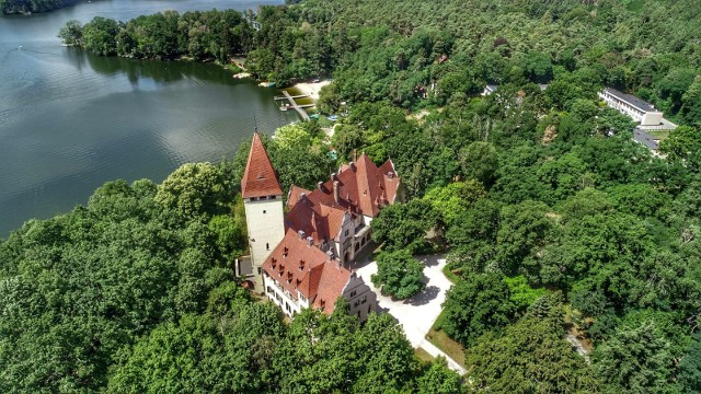 Zamek w Lubniewicach jest pięknie położony na brzegu malowniczego jeziora, wśród lasów i otoczony krajobrazowym parkiem.