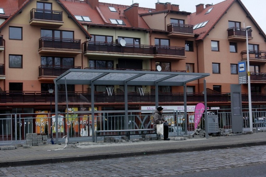 Robotnicy mają jeszcze do wykończenia przystanki autobusowe....