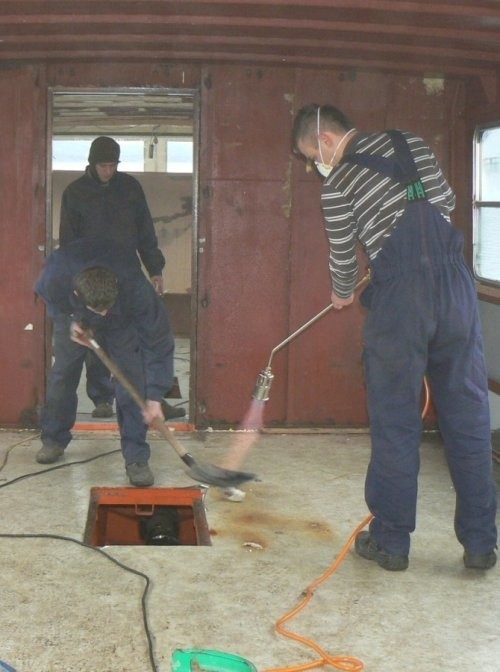 Szkutnicza ekipa ze Szczecina podczas remontu jednostki.