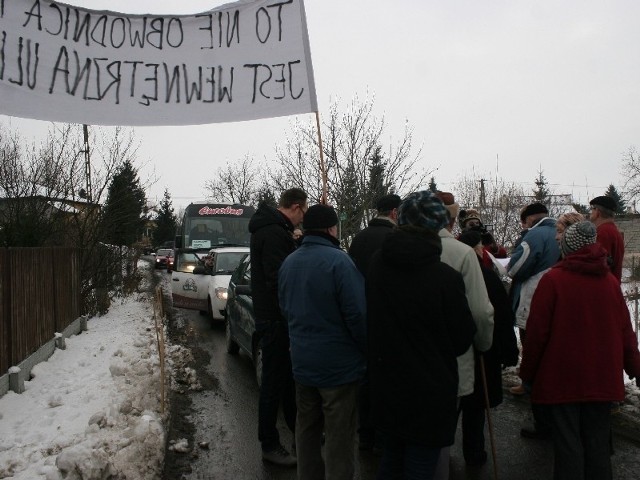 Mieszkańcy ul. Kwiatowej, Przemyskiej i 3 Maja nie godzą się na to, aby ich wąska uliczka wewnętrzna stała się dojazdem do Jarosławia. Zorganizowali kilkunastominutowy protest.