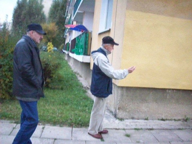W najgorszym stanie jest opaska przy bloku nr 25, od lewej Grzegorz Gołębiowski i Władysław Szpikowski.        