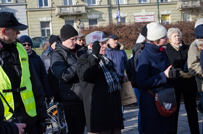 Warszawa: Marsz "My, Naród". Manifestacja KOD w Warszawie [DEMONSTRACJA KOD 27.02] [ZDJĘCIA]