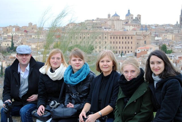 Łapianom podobało się w Toledo, dawnej stolicy Hiszpanii. Na zdjęciu: Dariusz Wincenciak, dyrektor I LO, Aneta Zakrzewska, Kasia Szymborska, Karolina Kowalska i Diana Ortiz-Kowalczuk z nauczycielką Urszulą Brysiewicz.