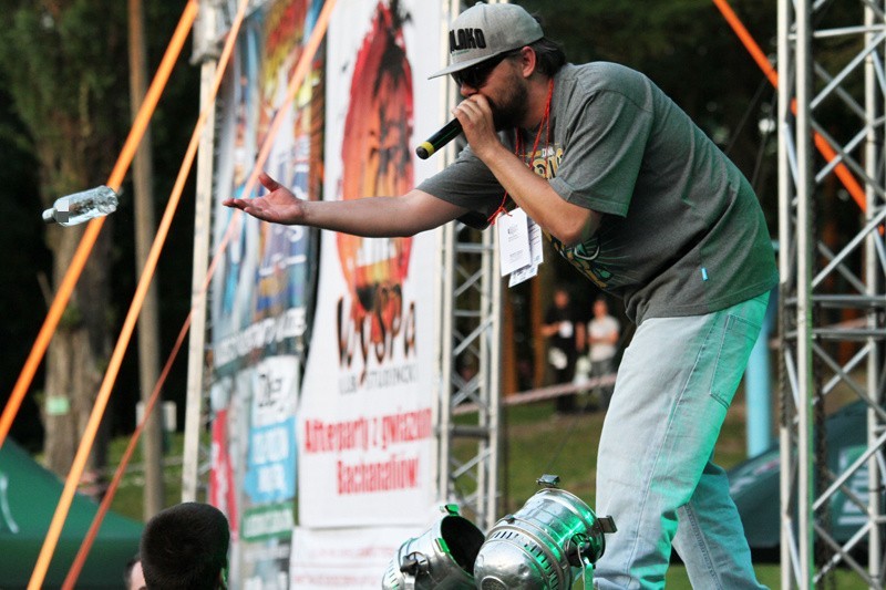 Bachanalia 2014. Hip hopowiec rzucił fanom butelkę ze sceny. - To nie był alkohol - mówi jego menedżer (zdjęcia)