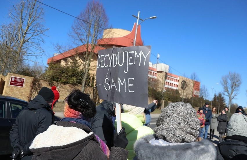 Szczecin: Protest przed kurią. Kobiety przeciwko zakazowi aborcji [ZDJĘCIA]