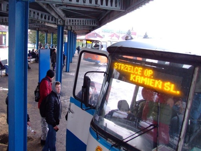 Autobusy, którymi podróżują dziś pasażerowie, nie należą do najnowszych. Wiele z nich liczy po 15 lat.