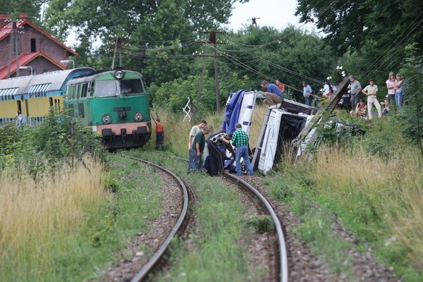 Rozpedzona ciezarówka iveco z trzema osobami przewrócila sie...