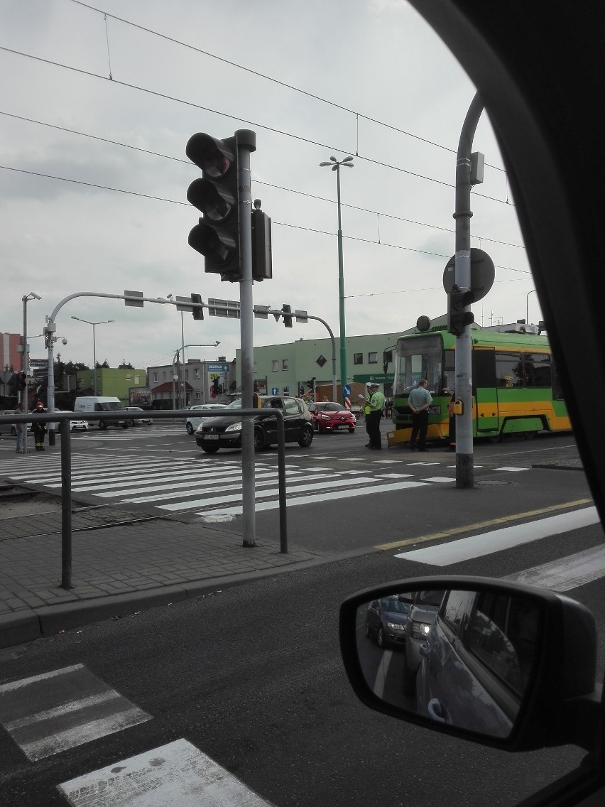 Grunwaldzka: Zderzenie tramwaju z samochodem. Paraliż komunikacyjny na Grunwaldzie