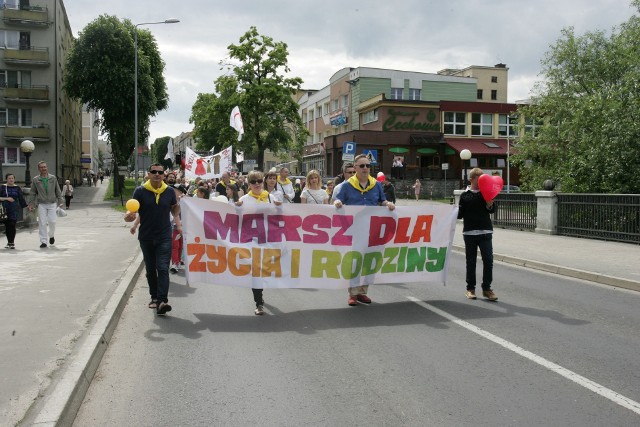 W niedzielę (11 czerwca) ulicami Słupska przeszedł kolejny Marsz dla Życia. Marsze dla Życia i Rodziny to fenomen wśr&oacute;d wydarzeń o charakterze publicznym w Polsce. Od kilkunastu lat w maju i czerwcu ulicami wielu miejscowości idą tłumy ludzi, by publicznie wyrazić przywiązanie do rodziny zbudowanej na nierozerwalnym małżeństwie kobiety i mężczyzny. Idą także dlatego, bo bronią prawa rodzic&oacute;w do wychowania dzieci. Pierwszy marsz odbył się 4 czerwca 2006 roku w Warszawie. W tym roku idea Marszu dla Życia dotarła już do stu miast w kraju. &lt;iframe src=&quot;//get.x-link.pl/6c9eb9f3-7ab6-0e7b-e31c-01d312fef7b6,c356b8a0-22be-bf75-3485-7979cd369095,embed.html&quot; width=&quot;640&quot; height=&quot;360&quot; frameborder=&quot;0&quot; webkitallowfullscreen=&quot;&quot; mozallowfullscreen=&quot;&quot; allowfullscreen=&quot;&quot;&gt;&lt;/iframe&gt;