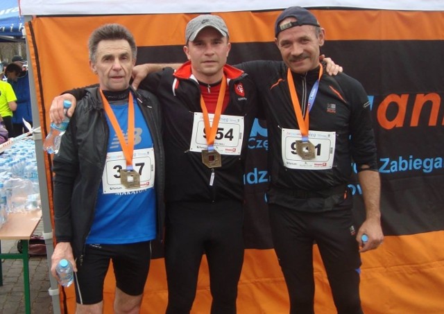 Biegacze z Jędrzejowa, który wzięli udział w zawodach w Częstochowie. Na zdjęciu, od lewej: Józef Worobiec, Bartłomiej Bartosz, Andrzej Strzała.