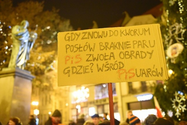 Przedstawiciele Platformy Obywatelskiej, Nowoczesnej, SLD, Partii Razem, KOD, feministki i społecznicy demonstrowali w Toruniu przeciwko rządom PiS. Pod pomnikiem Kopernika zebrało się około dwustu osób, którzy na demonstracje przybyli z biało-czerwonymi oraz partyjnymi flagami. Podczas wystąpień wznoszono okrzyki między innymi w obronie wolności mediów.