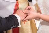 Ślub kościelny. 12 sytuacji, w których ksiądz nie udzieli ślubu. Mieszkasz z narzeczonym? Będziesz mieć kłopoty. Żelazne prawo kanoniczne