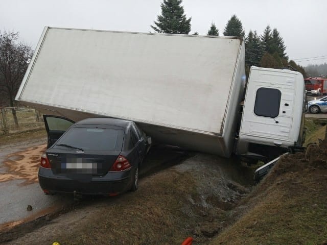 Na miejscu czwartkowej kolizji w Niekłaniu Małym w powiecie koneckim