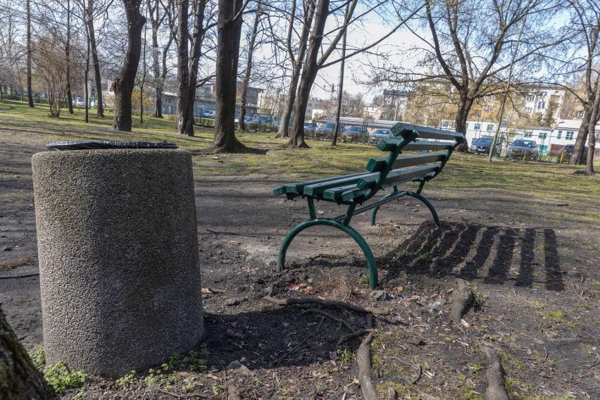 Kraków. Zagospodarowanie Wesołej... Na razie pojawiło się 10 starych ławek [ZDJĘCIA]