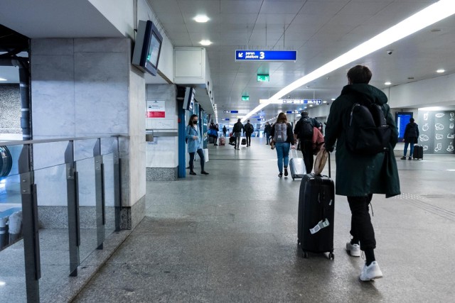 W okresie wprowadzania nowej korekty rozkładu jazdy do dyspozycji pasażerów, na największych dworcach w Polsce, będą informatorzy mobilni.