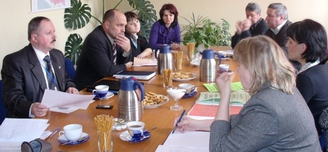 Robert Orzeszko (pierwszy z lewej), świętokrzyski koordynator badań przesiewowych, uczestniczył w spotkaniu w Kazimierzy Wielkiej.