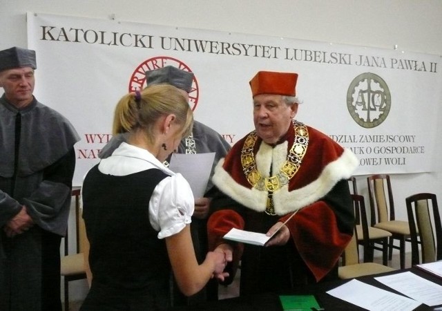 Indeksy nowym studentom wręczył rektor KUL, ksiądz Stanisław Wilk.