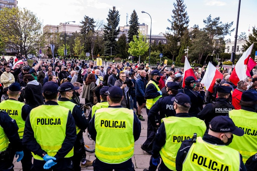 Warszawa: Strajk przedsiębiorców, interweniowała policja, 37 osób zatrzymanych [zdjęcia] [wideo] Protest zorganizował Paweł Tanajno