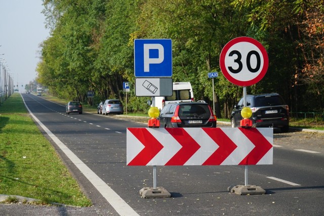 Ograniczenia prędkości, zmiana kierunku jazdy, a także dodatkowe parkingi to zmiany wprowadzone na weekend i 1 listopada w Poznaniu. Podpowiadamy, jak poruszać się po mieście.