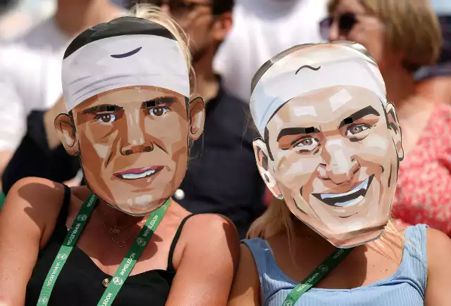 Kibice w maskach Nadala i Federera podczas tegorocznego Wimbledonu