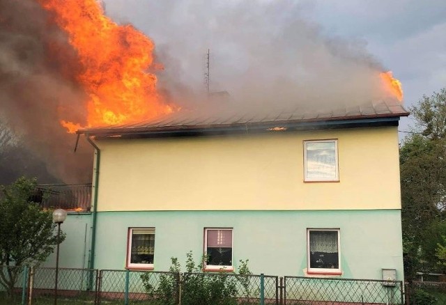 Rano w Pawłowie Żońskim koło Wągrowca wybuchł pożar w jednym z domów jednorodzinnych. Wszystkim domownikom udało się w prę opuścić budynek. Zobacz więcej zdjęć ----->
