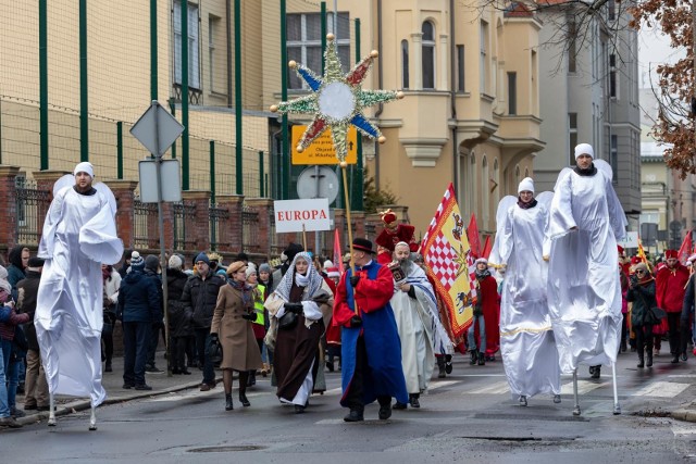 6 stycznia w Polsce obchodzimy Uroczystość Objawienia Pańskiego, znaną także pod nazwą święta Trzech Króli. Jest to dzień ustawowo wolny od pracy. 6 stycznia w wielu miastach Polski przechodzi Orszak Trzech Króli. Uroczystość Objawienia Pańskiego jest świętem nakazanym.