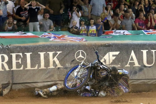 Jason Doyle miał groźny upadek w dwudziestym wyścigu Grand Prix Wielkiej Brytanii. Podczas ostatniego okrążenia, doszło do kontaktu między Australijczykiem a atakującym go Robertem Lambertem. Dla Doyle'a zakończyło się to upadkiem. Zawodnik przekoziołkował na torze, został też uderzony własnym motocyklem. Długo leżał na torze. Potem trafił do karetki. Z nawierzchnią toru zapoznali się tego dnia też inni żużlowcy, m.in. Craig Cook. Turniej wygrał Bartosz Zmarzlik, przed Taiem Woffindenem i Maciejem Janowskim.