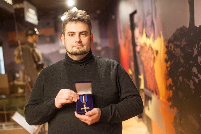 Kustosz białostockiego Muzeum Wojska z medalem od ministerstwa kultury