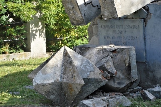 Czy w tym miejscu przy ul. Sikorskiego znajdują się szczątki radzieckich żołnierzy?