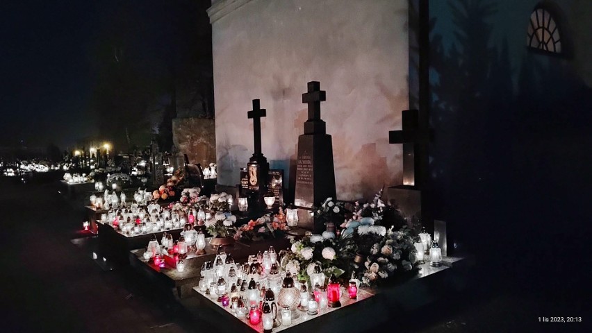 Nocne zdjęcia cmentarza w Belsku Dużym. Widok nekropolii zdumiewa. Zobacz zdjęcia