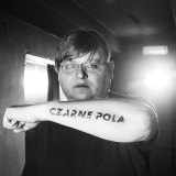 "Czarne pola". Przemysław Wojcieszek przygotowuje serial kryminalny! Kto w obsadzie? Kiedy premiera? [ZAPOWIEDŹ+ZDJĘCIA]