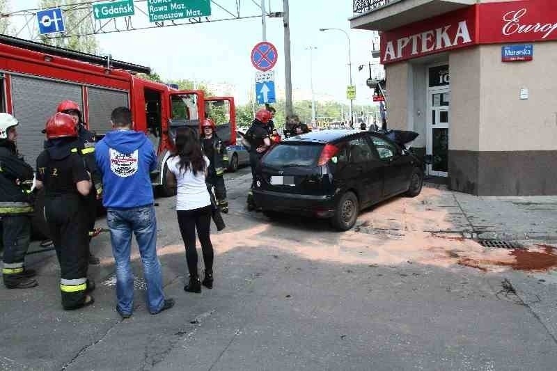 Wypadek na ul. Zgierskiej. Samochód uderzył w aptekę, sprawca zbiegł