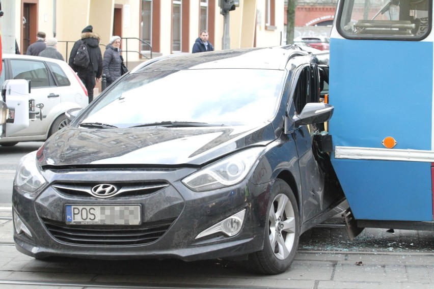 Wypadek na Piłsudskiego. Samochód wjechał pod tramwaj. Trzy osoby ranne